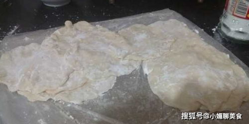 我做的包子,不小心把餡料露在外面,女兒說太好吃了,饞的流口水